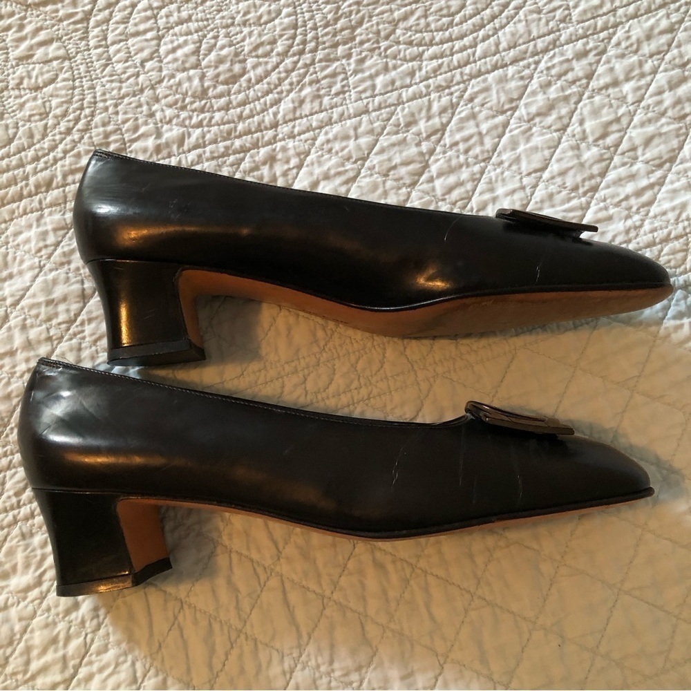 Vintage Salvatore Ferragamo Firenze black low block heel pumps. Size 9.